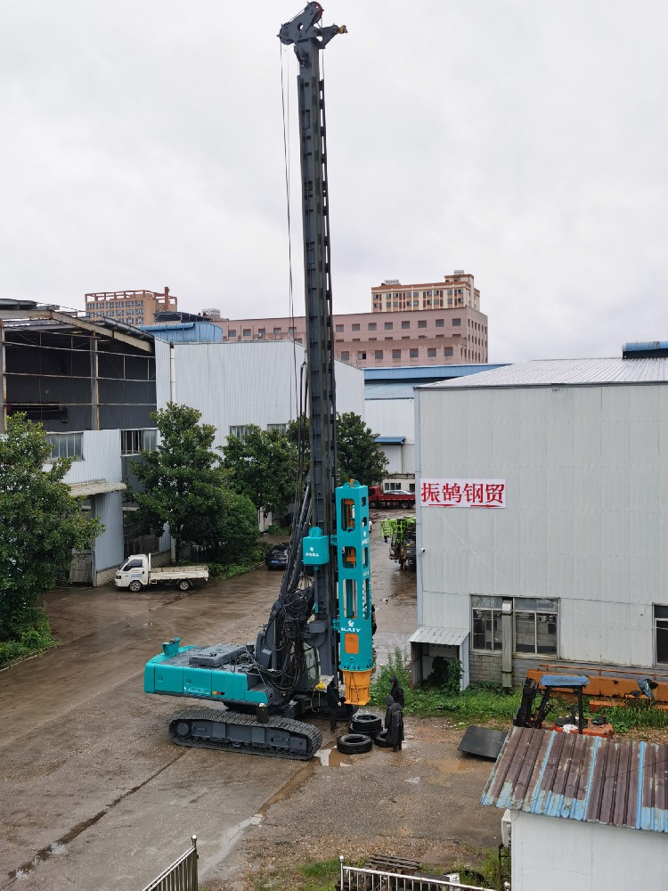 履带液压打桩机